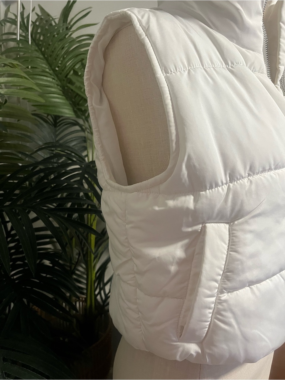White Puffer Vest - Women's Lightweight Quilted Jacket medium - Picture 3 of 5